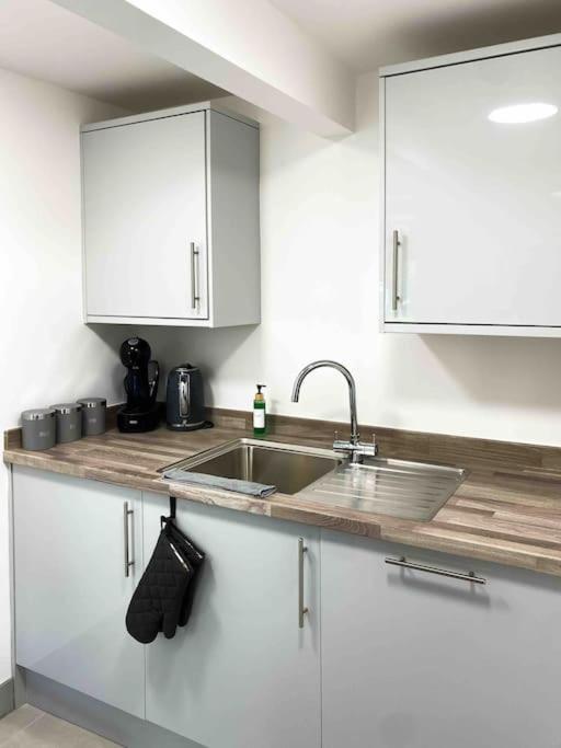 Modern Flat Near Train Station With Free Parking Apartman Cambridge-i reptér Kültér fotó